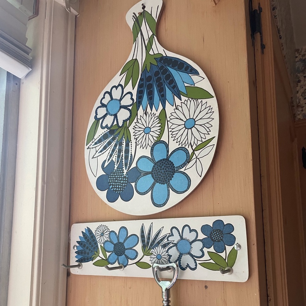 Retro cheese board and hook set